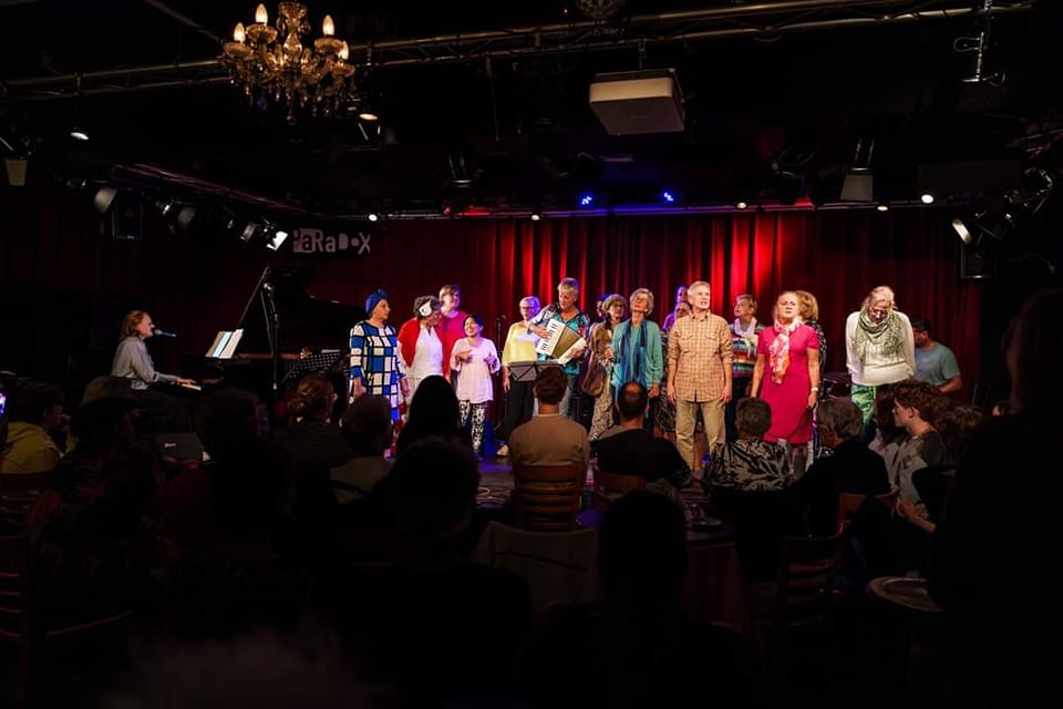 Kleurrijke Mama's choir during performance